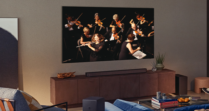 Samsung televisie in de woonkamer met soundbar eronder