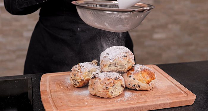 Dé oudejaarslekkernij: zo maak je oliebollen in de airfryer